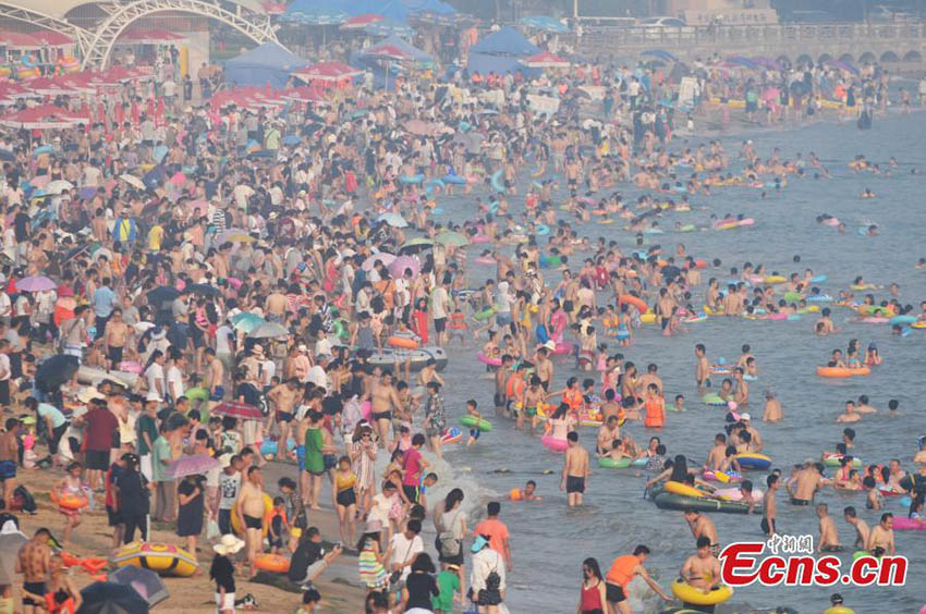 Calor leva multidão à praia em Qingdao