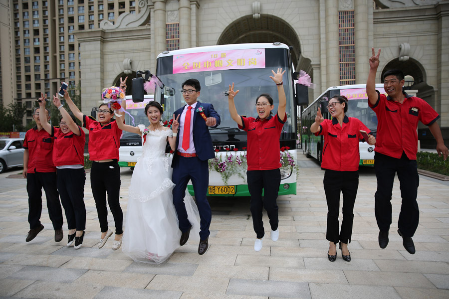 Insólito: noiva chinesa dirige ônibus para o casamento