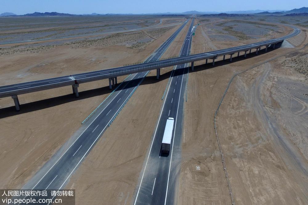 China completa secções da autoestrada Beijing-Xinjiang no deserto