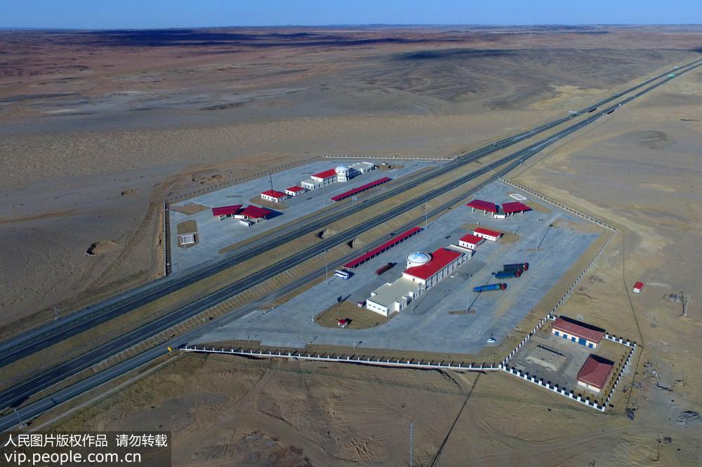 China completa secções da autoestrada Beijing-Xinjiang no deserto