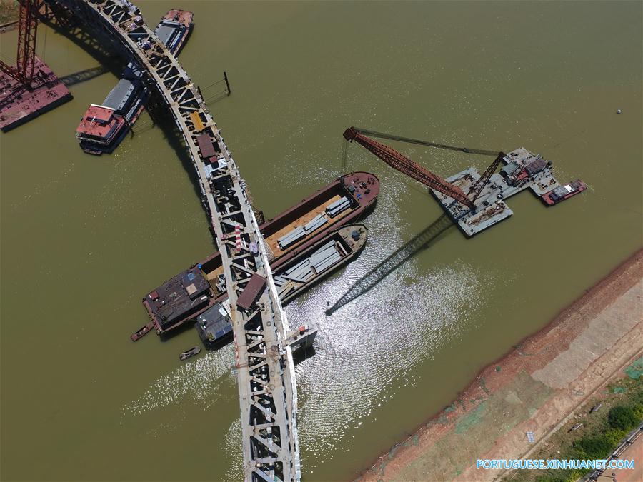 Passarela em construção sobre rio Liuyang no centro da China