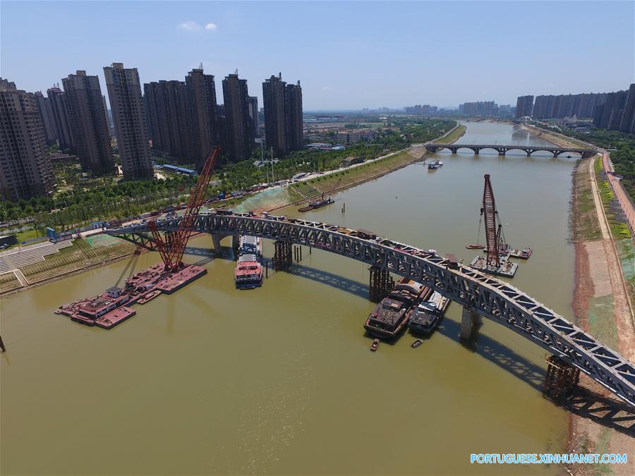 Passarela em construção sobre rio Liuyang no centro da China