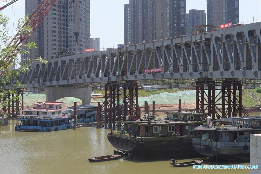 Passarela em construção sobre rio Liuyang no centro da China