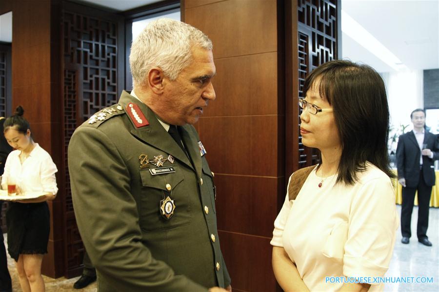 O general Mikhail Kostarakos (e), presidente do Comitê Militar da União Europeia, é entrevistado pela Xinhua em uma recepção que celebra o 90º aniversário do estabelecimento do Exército de Libertação Popular da China em Bruxelas, Bélgica, em 19 de julho de 2017.