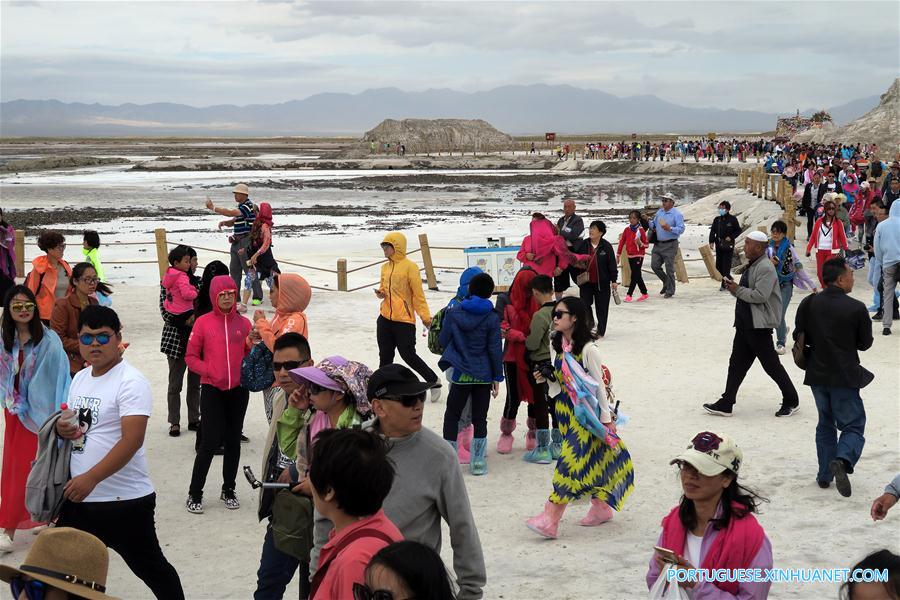 Lago salgado Caka em Qinghai atrai turistas no verão