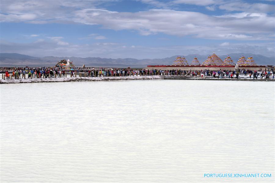 Lago salgado Caka em Qinghai atrai turistas no verão