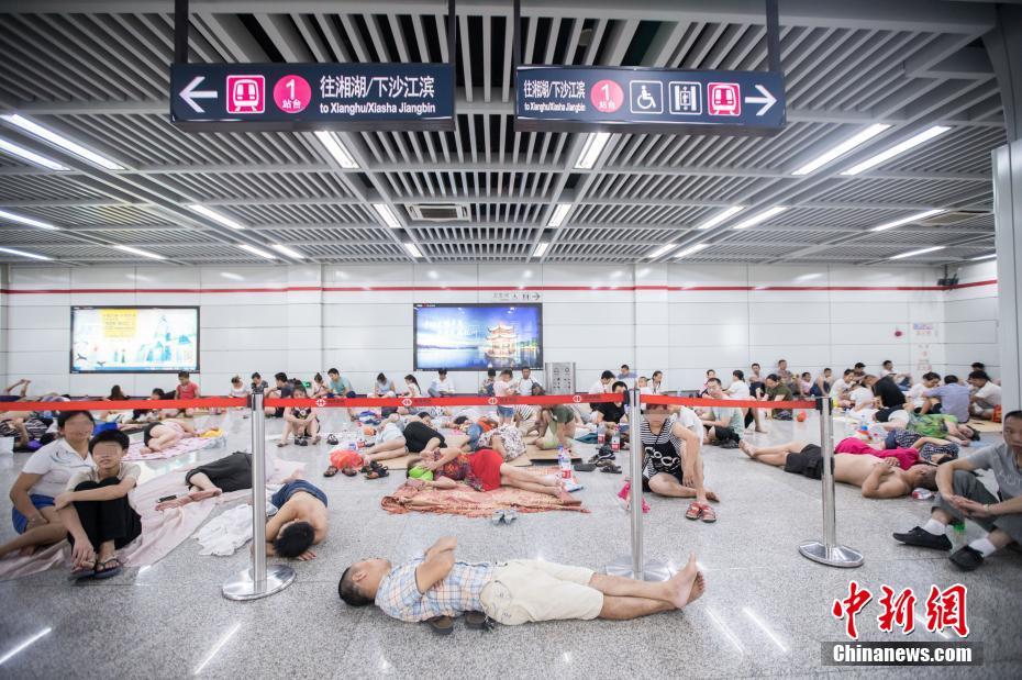 Habitantes descansam em estações de metrô para fugir ao calor em Hangzhou