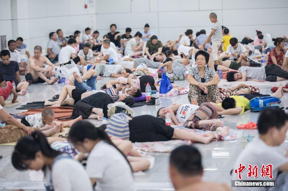 Habitantes descansam em estações de metrô para fugir ao calor em Hangzhou