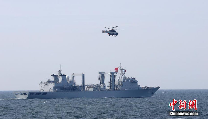 Navios de guerra chineses e russos realizam exercícios com armamento secundário no Mar Báltico
