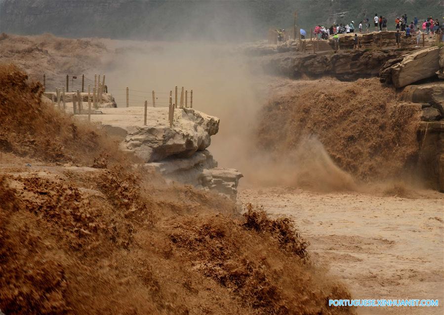 Cachoeira Hukou no norte da China entra no período de cheias de verão