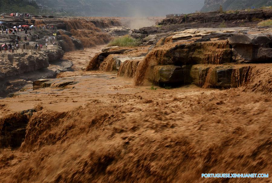 Cachoeira Hukou no norte da China entra no período de cheias de verão