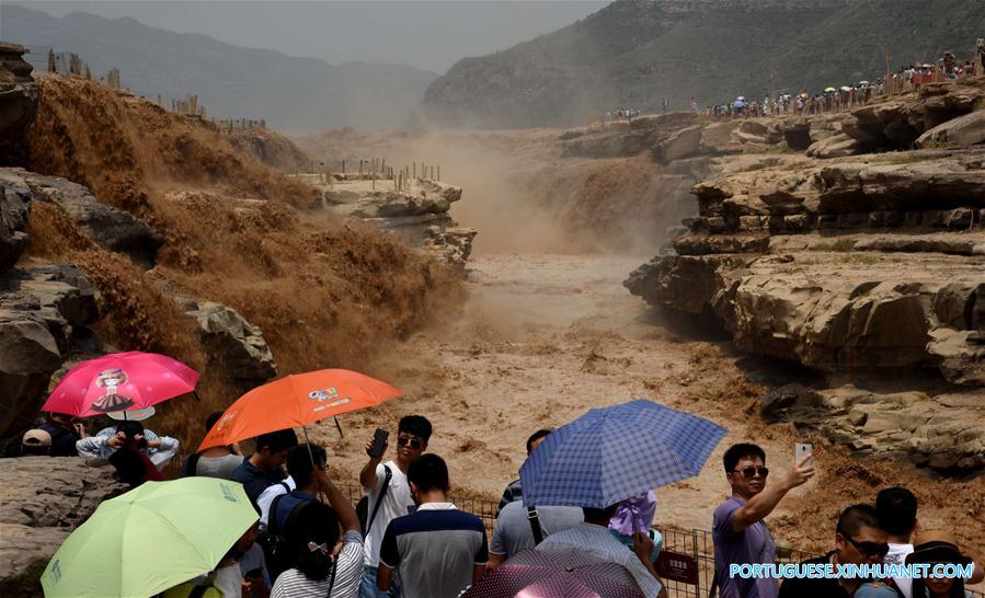 Cachoeira Hukou no norte da China entra no período de cheias de verão