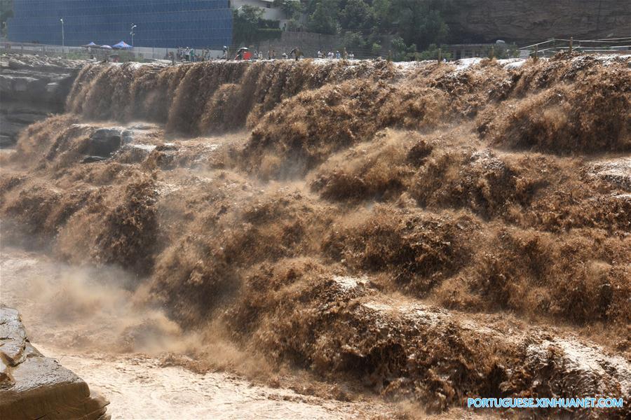 Cachoeira Hukou no norte da China entra no período de cheias de verão