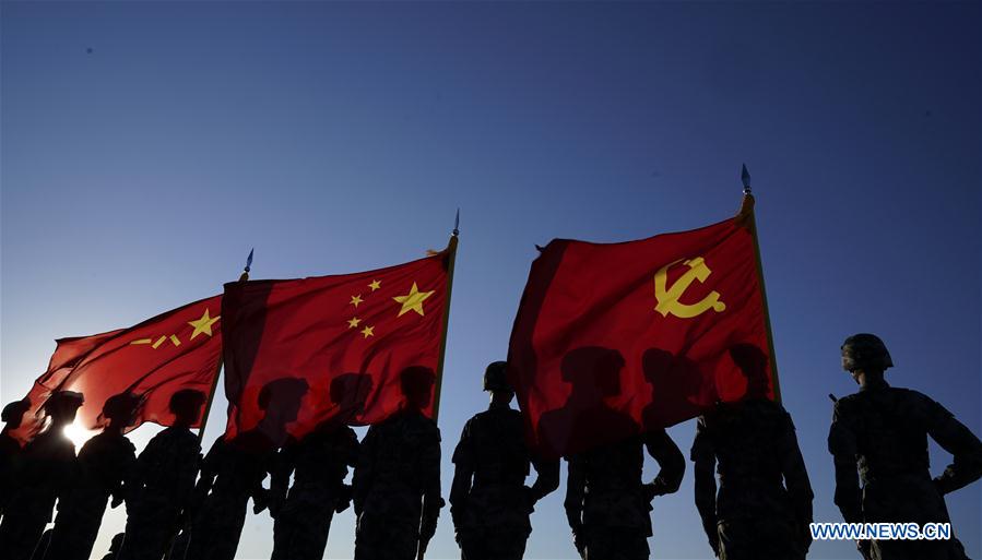 Tropas dispostas ao desfile militar para 90º aniversário do exército chinês