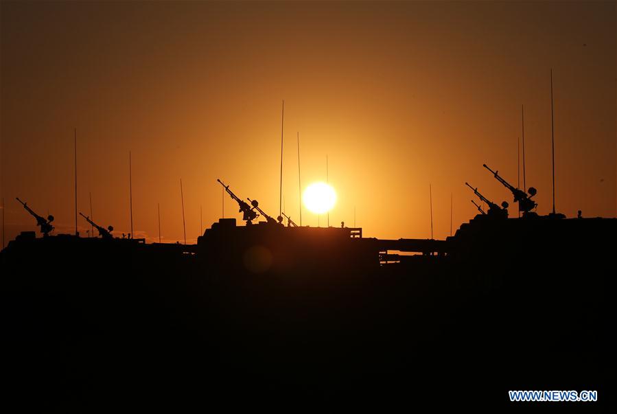 Tropas dispostas ao desfile militar para 90º aniversário do exército chinês