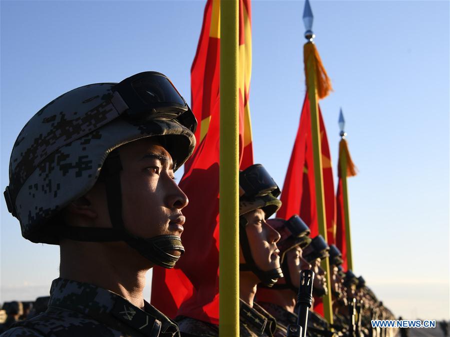 Tropas dispostas ao desfile militar para 90º aniversário do exército chinês