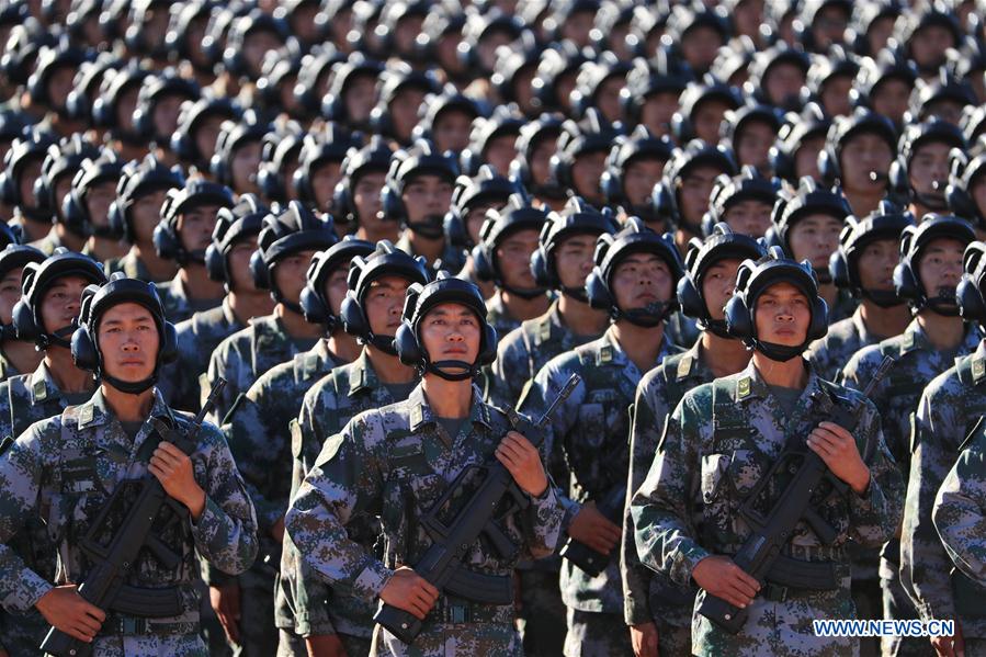 Tropas dispostas ao desfile militar para 90º aniversário do exército chinês