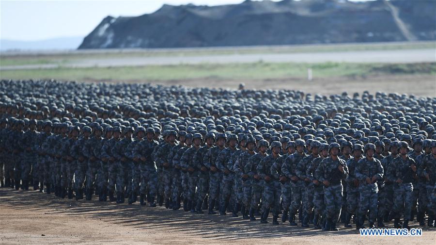 Tropas dispostas ao desfile militar para 90º aniversário do exército chinês