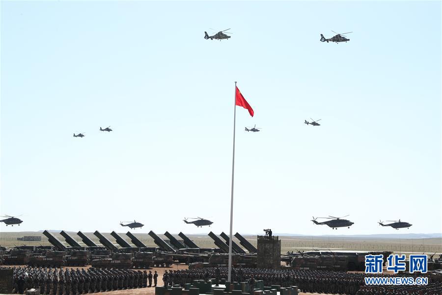 Forças aéreas de combate do exército chinês revistadas no desfile militar