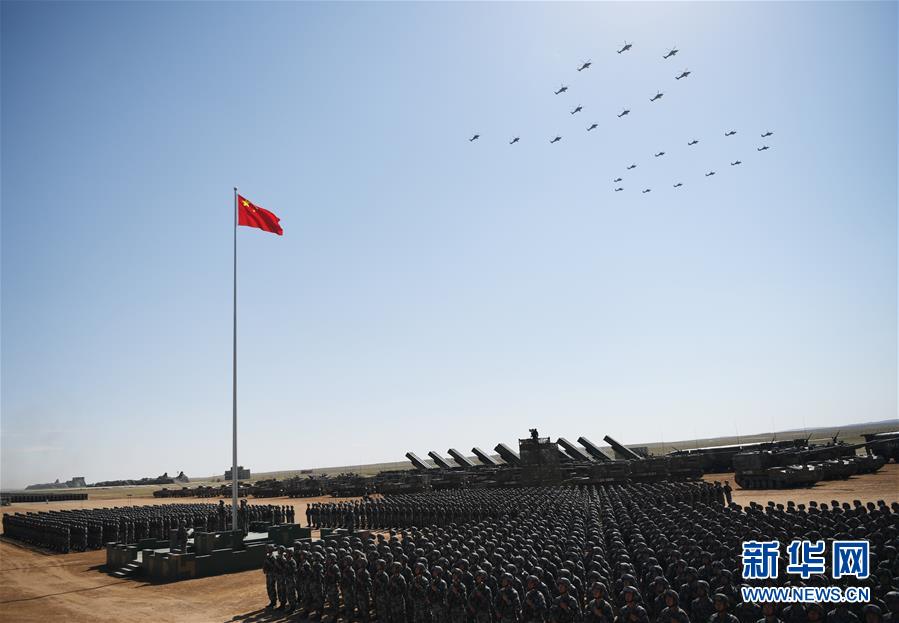 Forças aéreas de combate do exército chinês revistadas no desfile militar