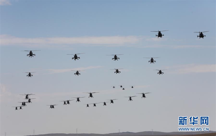 Forças aéreas de combate do exército chinês revistadas no desfile militar