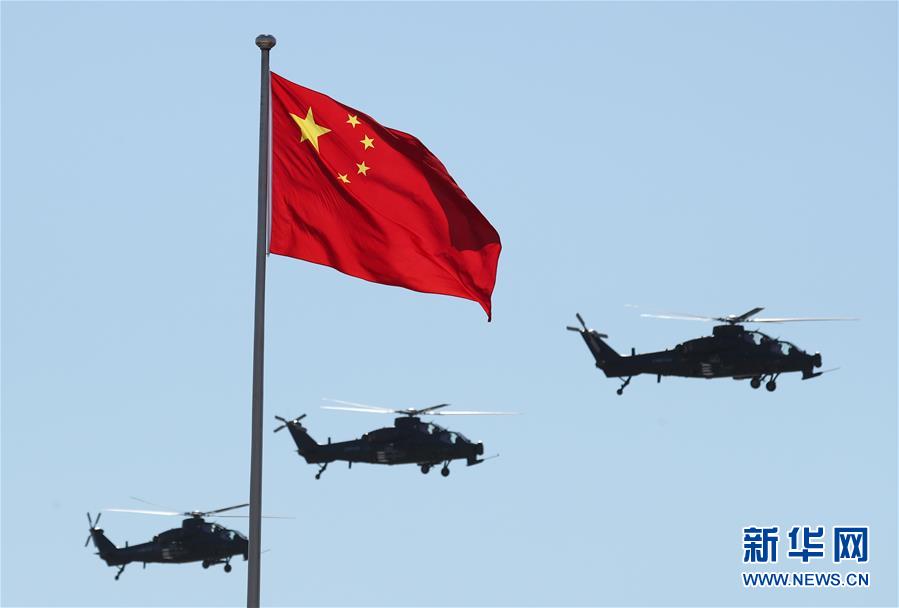 Forças aéreas de combate do exército chinês revistadas no desfile militar