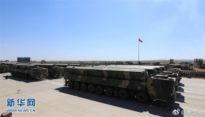 China mostra mísseis em desfile militar