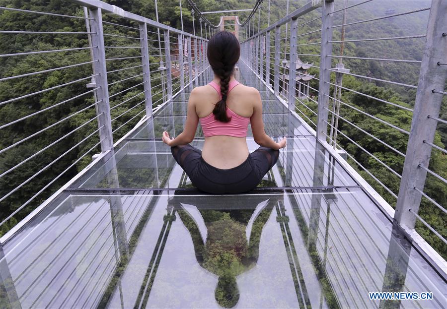 Ponte suspensa de vidro de Hubei reúne praticantes de ioga
