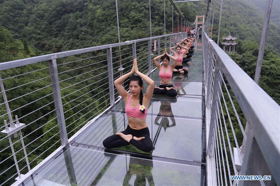 Ponte suspensa de vidro de Hubei reúne praticantes de ioga