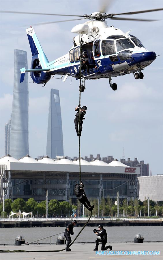 Membros de equipe SWAT participam de exercício em Shanghai, no leste da China