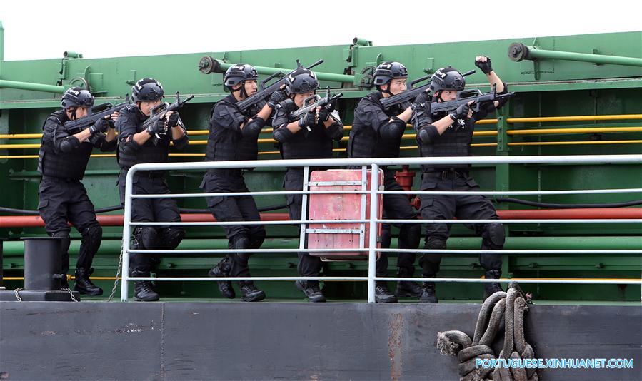 Membros de equipe SWAT participam de exercício em Shanghai, no leste da China