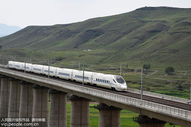 Primeiro trem de alta velocidade na Mongólia Interior entra em funcionamento