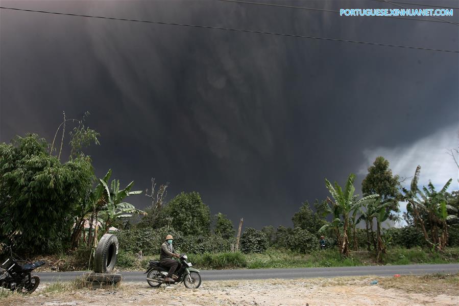 Vulcão da Indonésia entra em erupção no norte da ilha de Sumatra