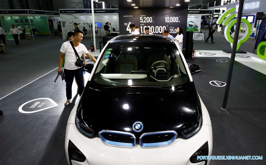 Feira de veículos do futuro do Fórum Internacional de Veículos de Novas Energias 2017 começa em Shanghai