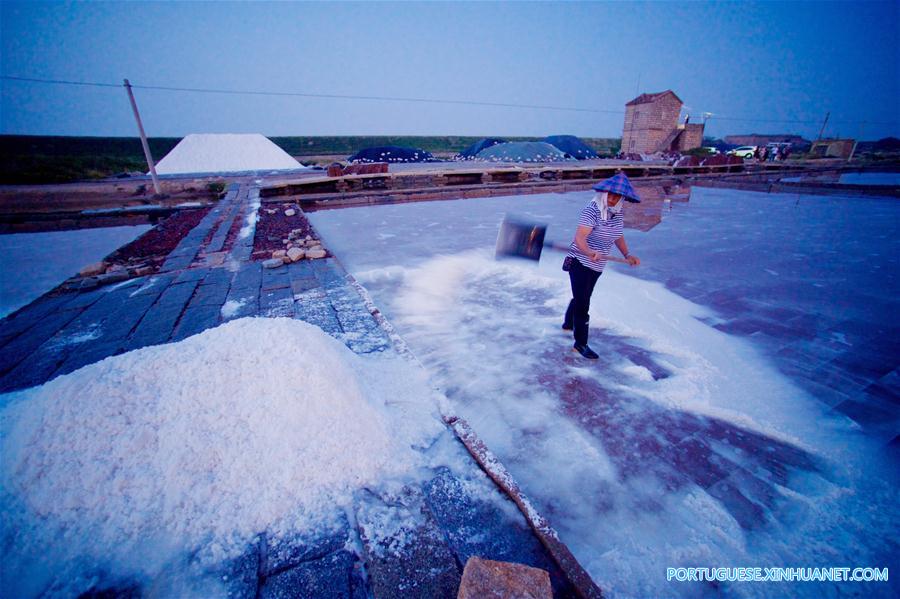 Coleta de sal em Fujian, no sudeste da China