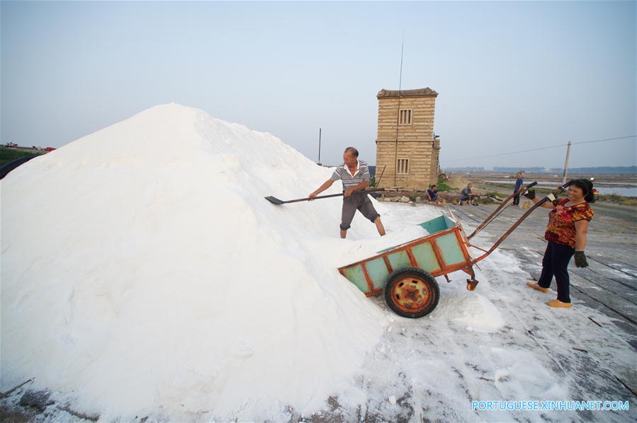 Coleta de sal em Fujian, no sudeste da China