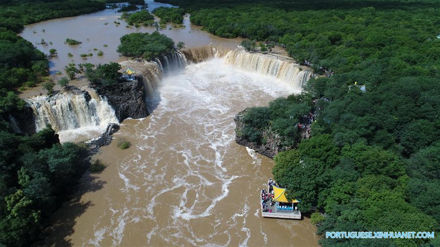 Paisagem da cachoeira Diaoshuilou em Heilongjiang, no nordeste da China