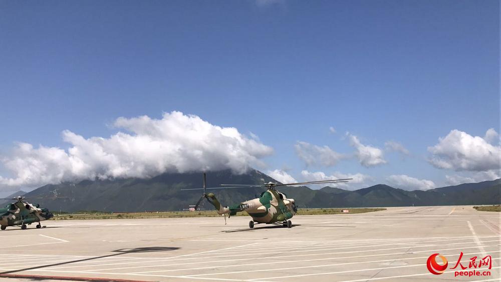 Exército chinês envia helicópteros para a zona afeta pelo terremoto de 7.0 graus