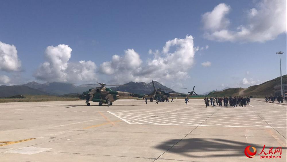 Exército chinês envia helicópteros para a zona afeta pelo terremoto de 7.0 graus