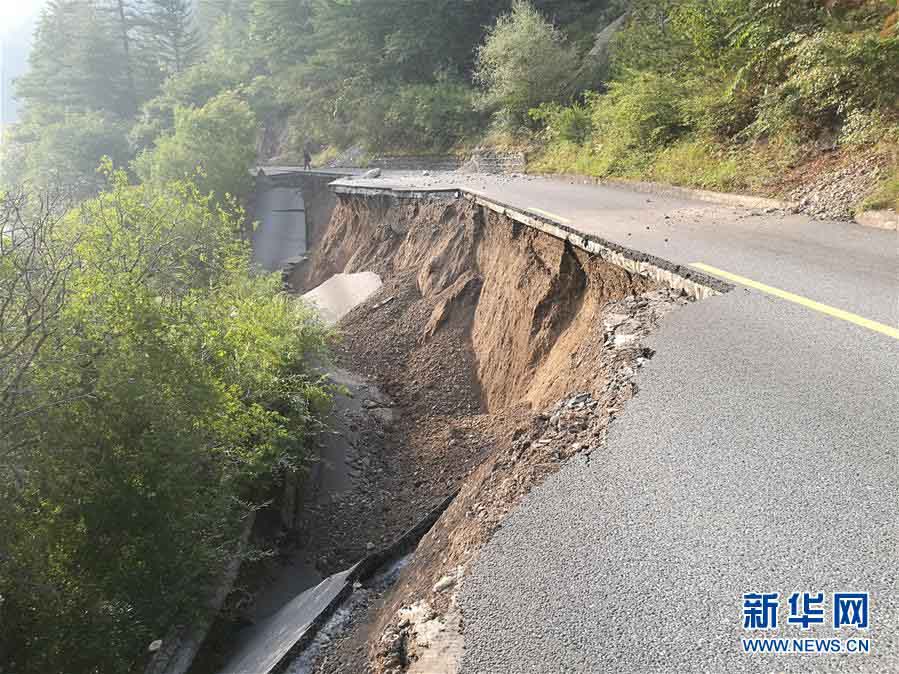 Área turística de Jiuzhaigou encerrada após terremoto