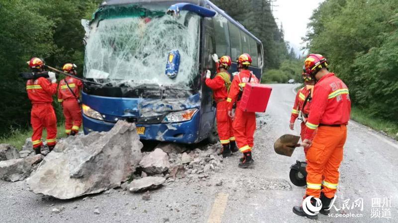 Terremoto de 7.0 graus: Bombeiros de Sichuan trasnferem 3000 pessoas para abrigo de segurança