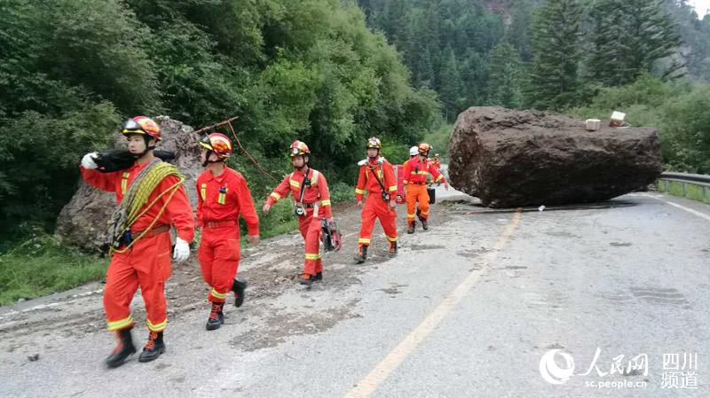 Terremoto de 7.0 graus: Bombeiros de Sichuan trasnferem 3000 pessoas para abrigo de segurança