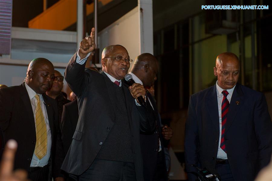 Presidente sul-africano Zuma sobrevive a moção de censura por voto secreto