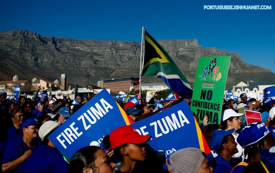 Presidente sul-africano Zuma sobrevive a moção de censura por voto secreto