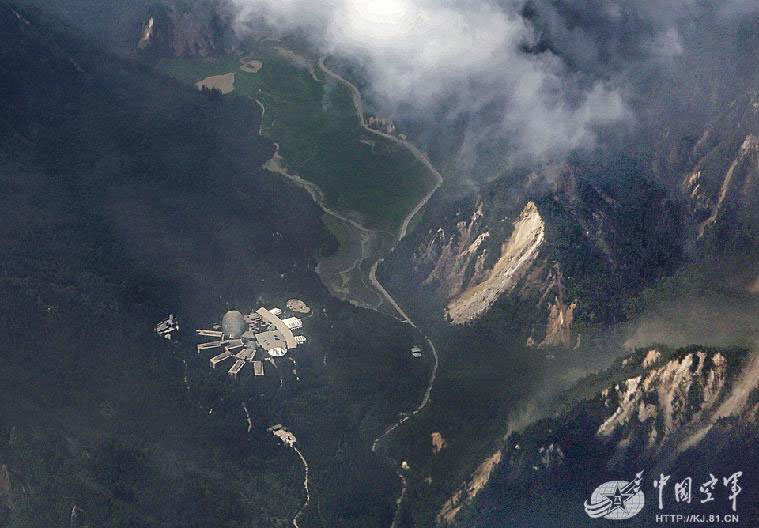 Avião militar captura fotos aéreas da região afetada pelo terremoto