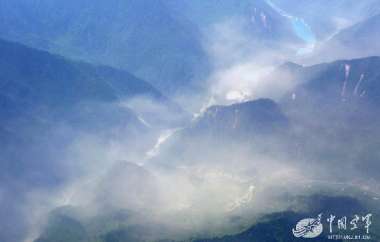 Avião militar captura fotos aéreas da região afetada pelo terremoto