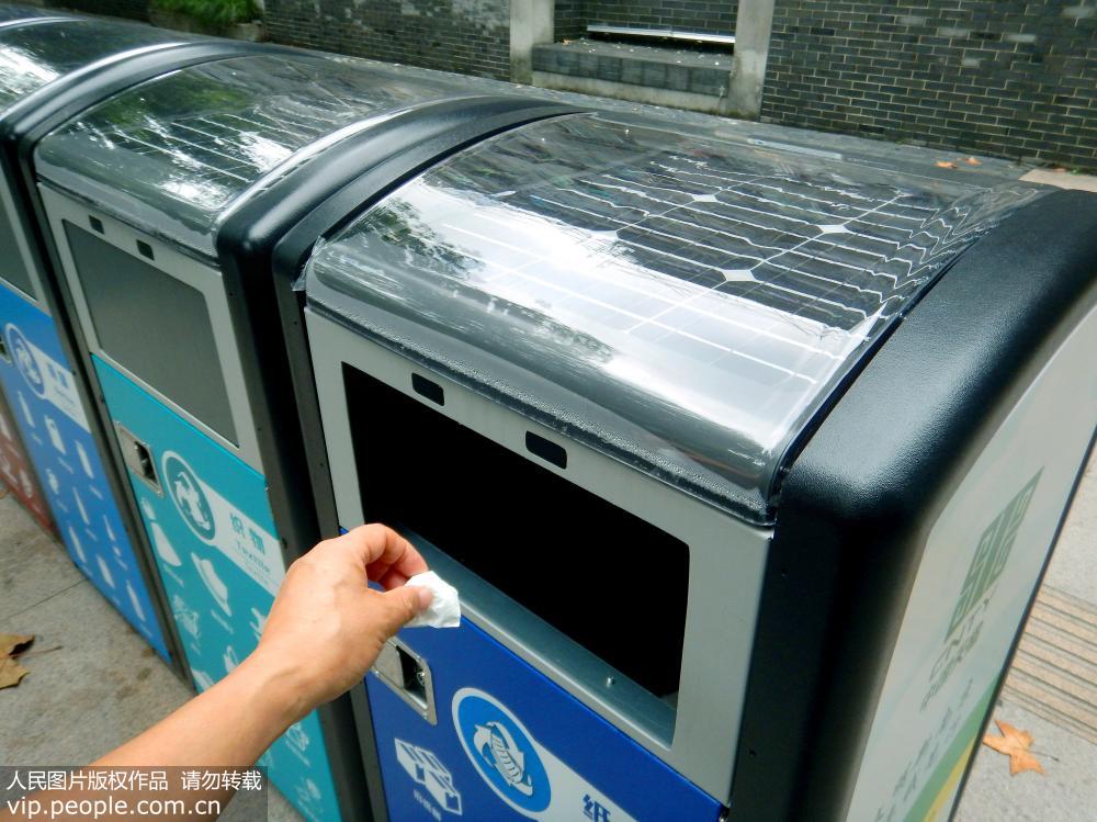 Nanjing: Lixeiras inteligentes alimentadas por energia fotovoltaica na rua