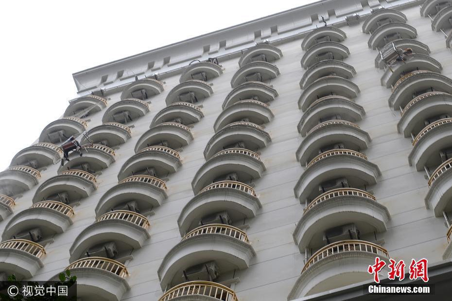 Fachada de hotel em Chongqing com “olhos postos” no exterior