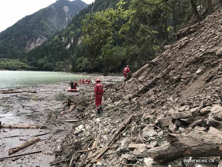 Terremoto de Sichuan: Equipes de resgate prosseguem buscas de salvamento
