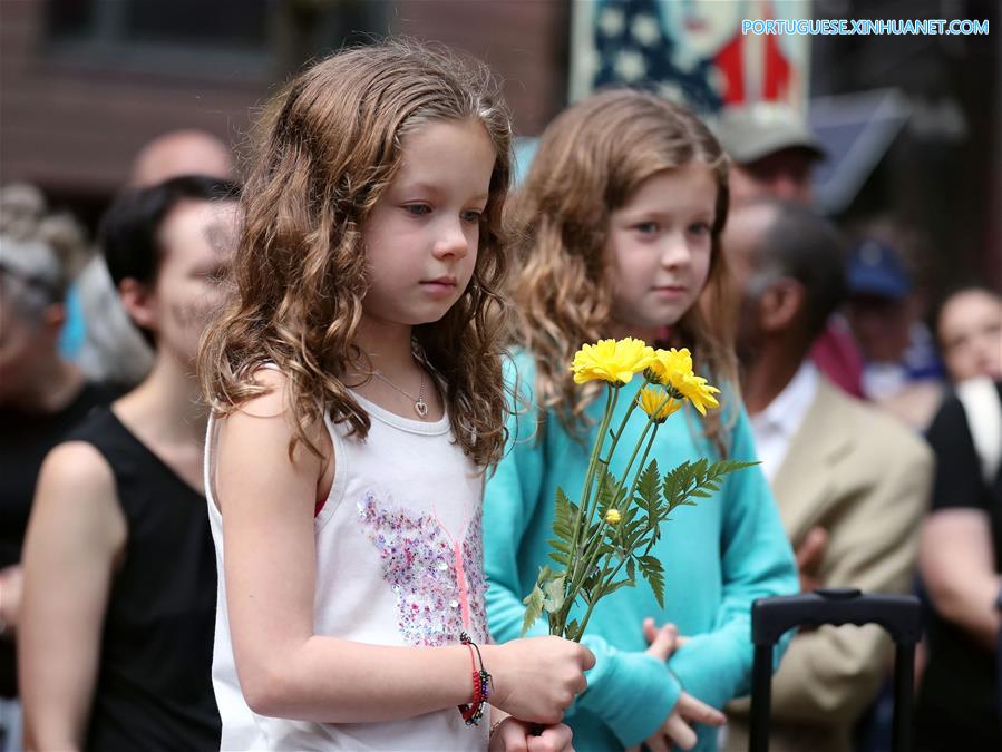 Centenas de pessoas se reúnem em homenagem às vítimas de Charlottesville
